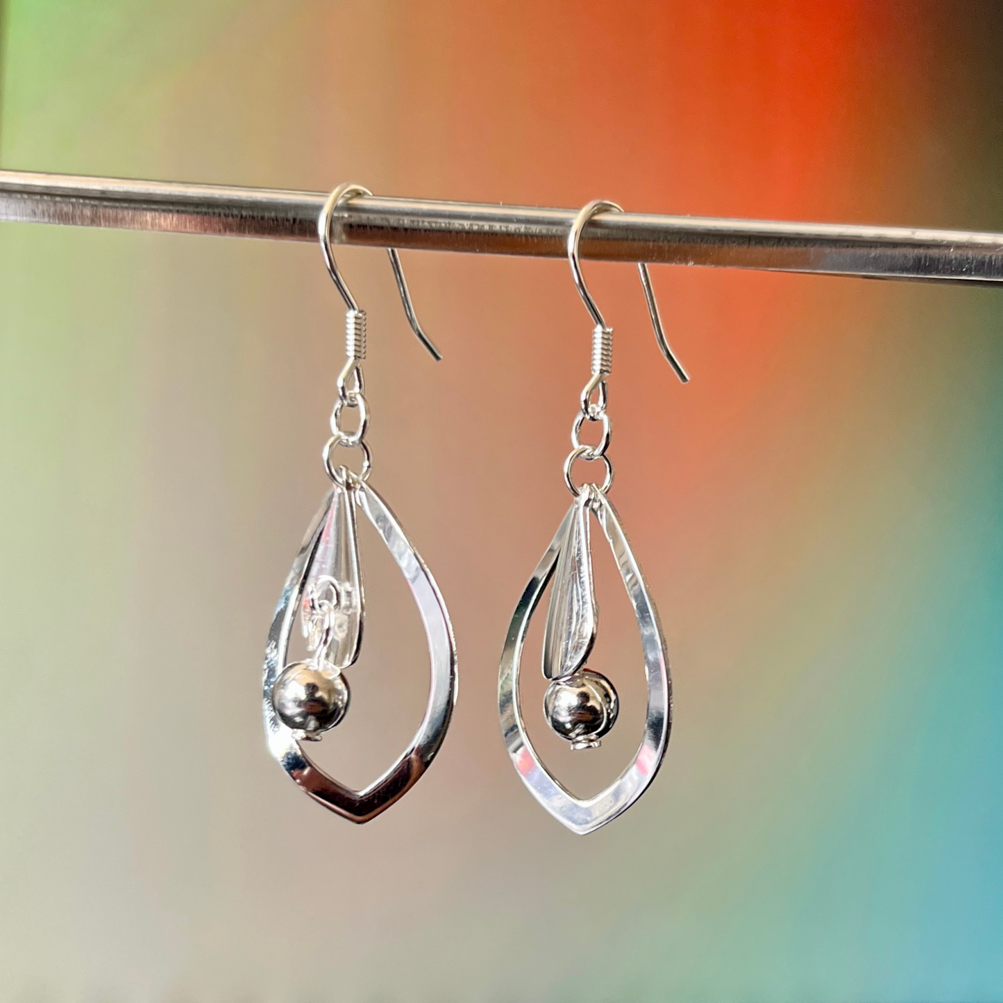 Aros – Lágrima con Esfera Colgante