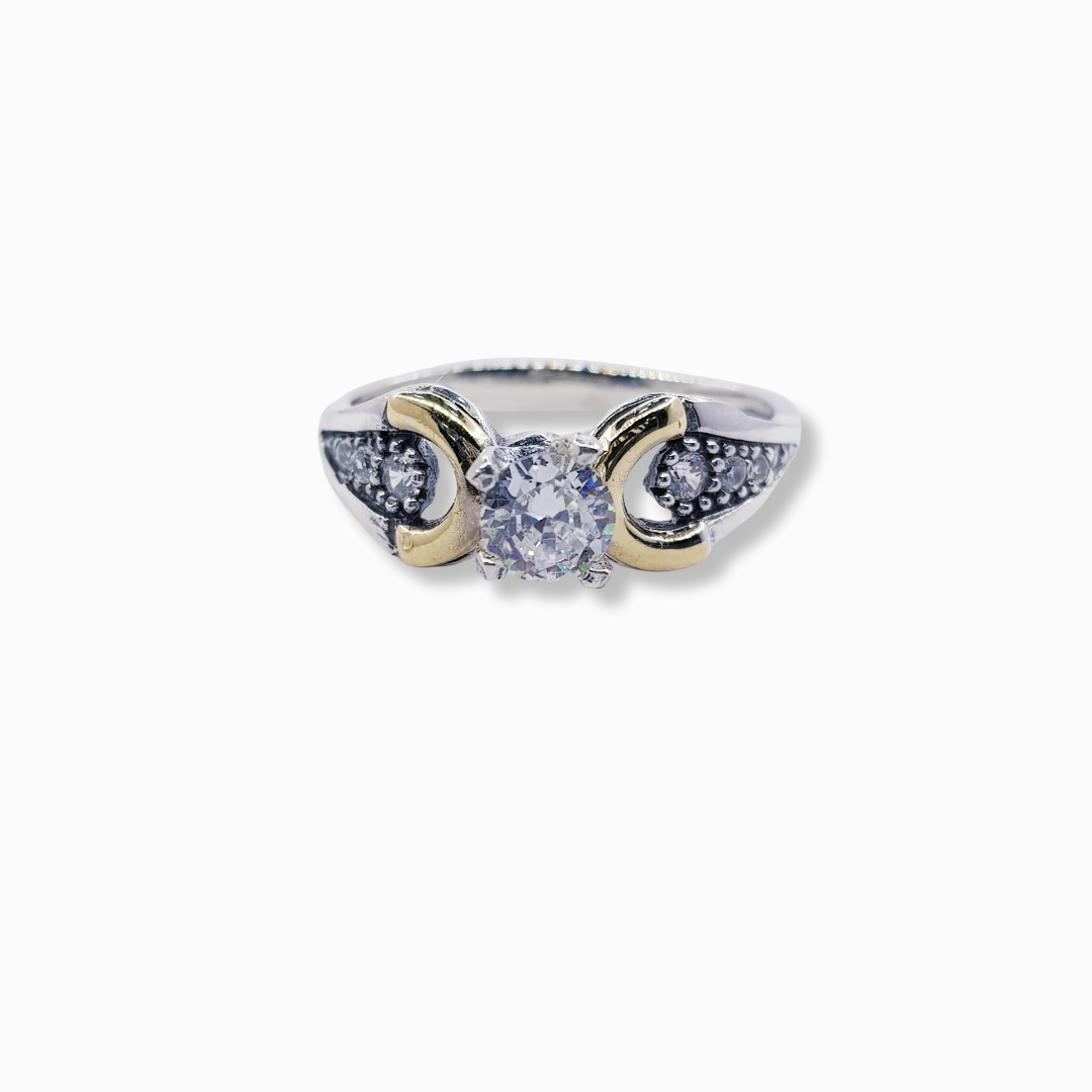 ANILLO SOLITARIO CON DISEÑO DE HERRADURA Y CIRCONES LATERALES