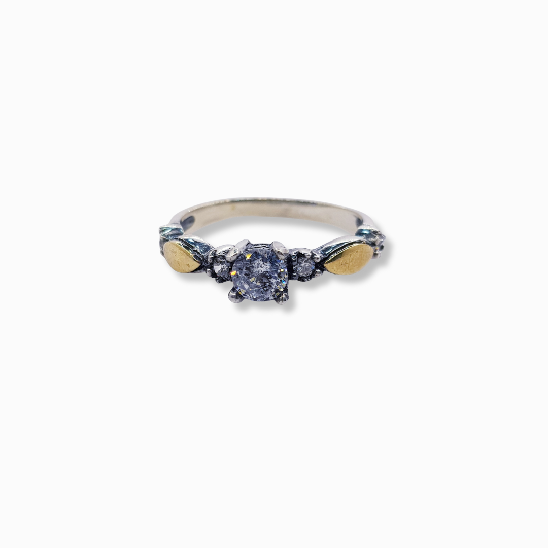 ANILLO SOLITARIO CON DETALLES DE ORO Y CIRCONES LATERALES