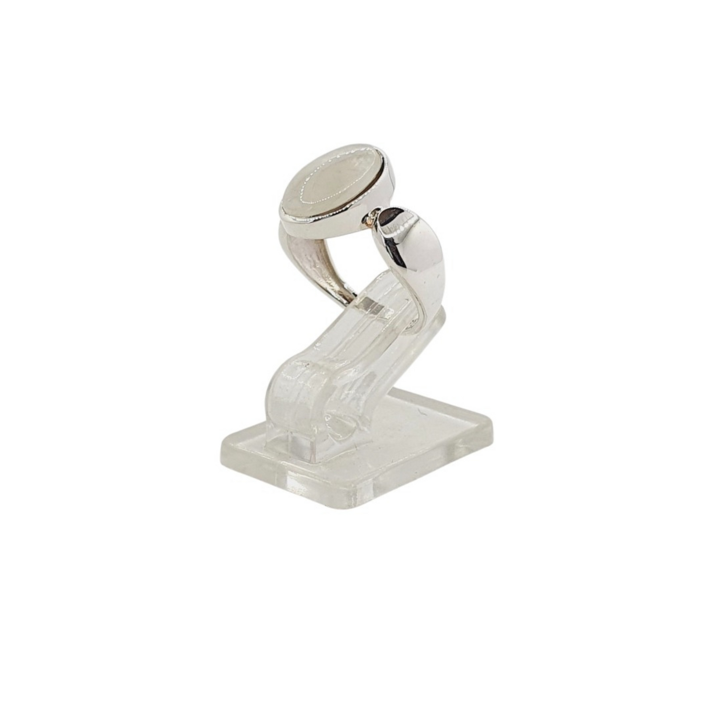 Anillo oval con engaste decorado