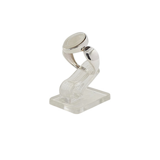 Anillo oval con engaste decorado