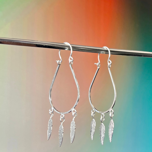 Aros – Lágrima con Plumas Colgantes
