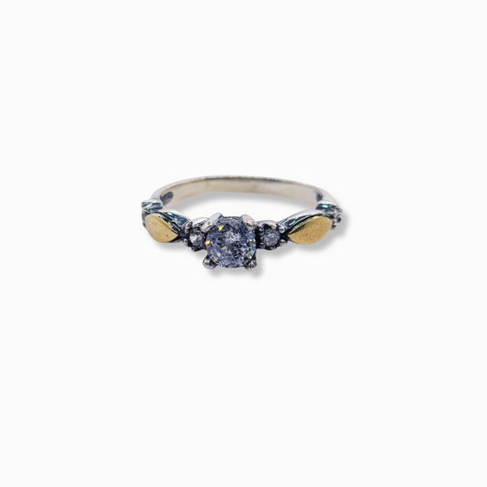 ANILLO SOLITARIO CON DETALLES DE ORO Y CIRCONES LATERALES