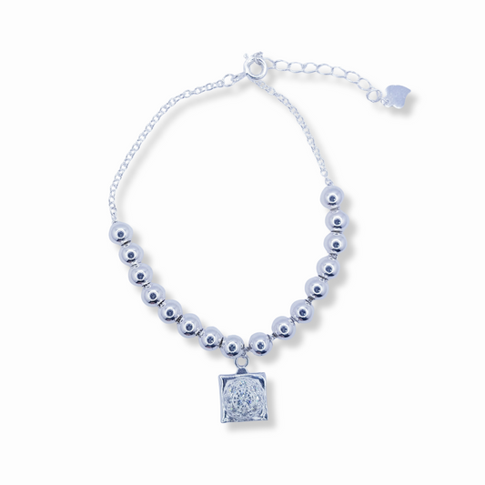 PULSERA DE ESFERAS CON DIJE CUADRADO TEXTURIZADO